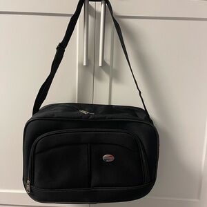 American Tourists Carry On Duffle Unisex Black Shoulder Bag w/Front Pocket NIP